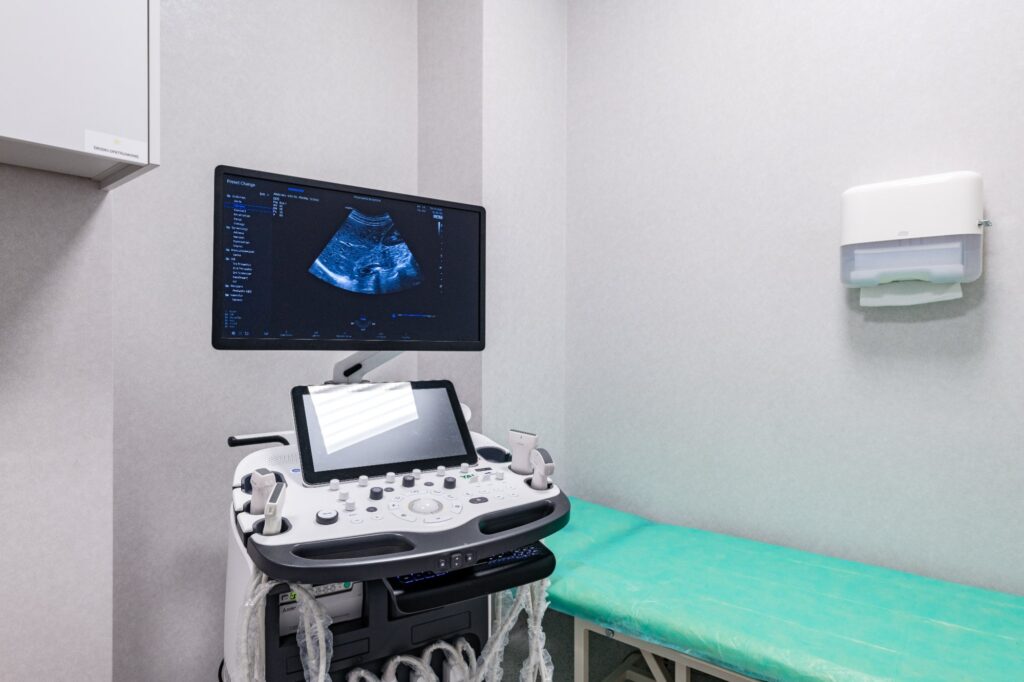 Gabinet zabiegowy BodyClinic: aparat USG Samsung i kozetka, w którym wykonywana jest paracenteza pod kontrolą USG